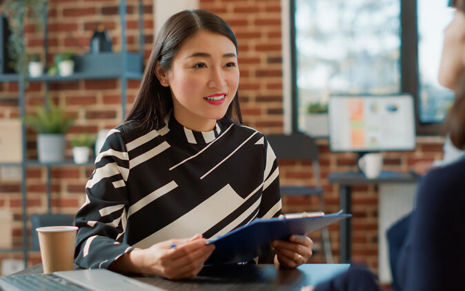Studentin führt für ihre Bachelorarbeit ein Interview durch Studentin führt für ihre Bachelorarbeit ein Interview durch