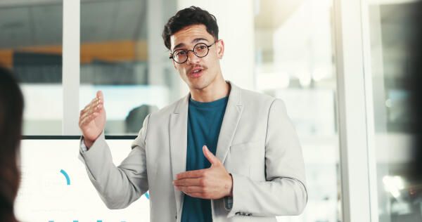 Informationskompetenz – Mitarbeiter präsentiert Informationen