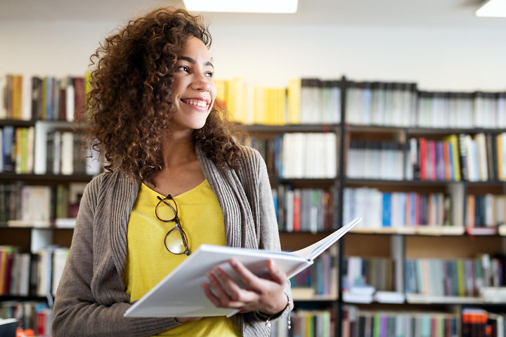 Studentin hat ihre Bachelorarbeit drucken lassen