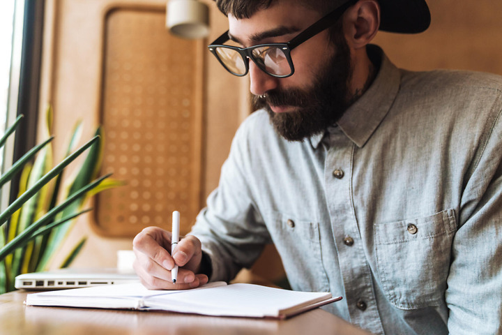Student kontrolliert Bachelorarbeit Zeitplan