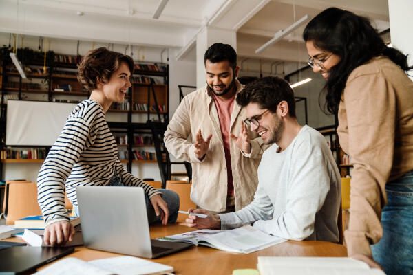 Studenten arbeiten an empirischer Sozialforschung