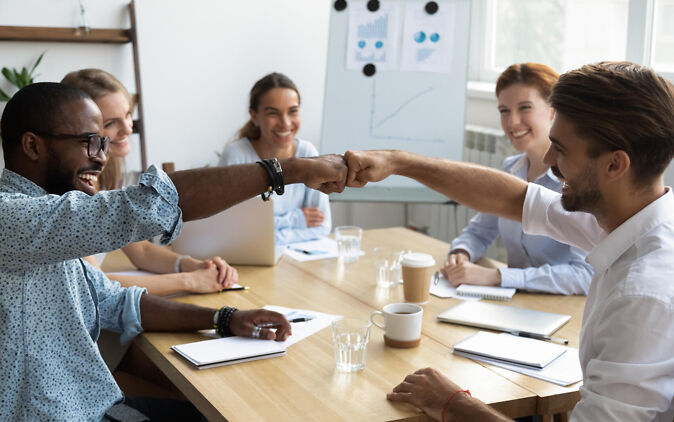 Kollegen der Generation Z arbeiten zusammen Kollegen der Generation Z arbeiten zusammen