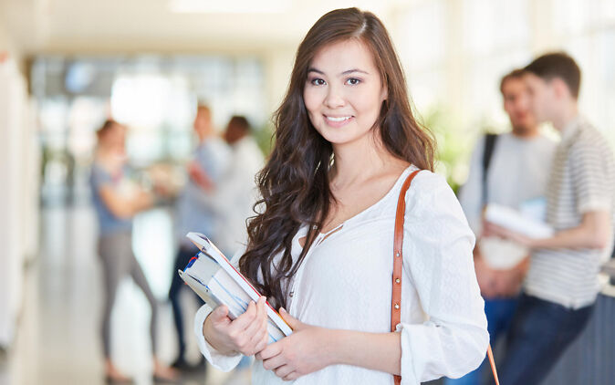 Doktortitel – Studentin arbeitet an ihrer Dissertation Doktortitel – Studentin arbeitet an ihrer Dissertation