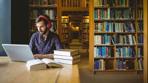Student lernt für sein Philosophie Studium Student lernt für sein Philosophie Studium