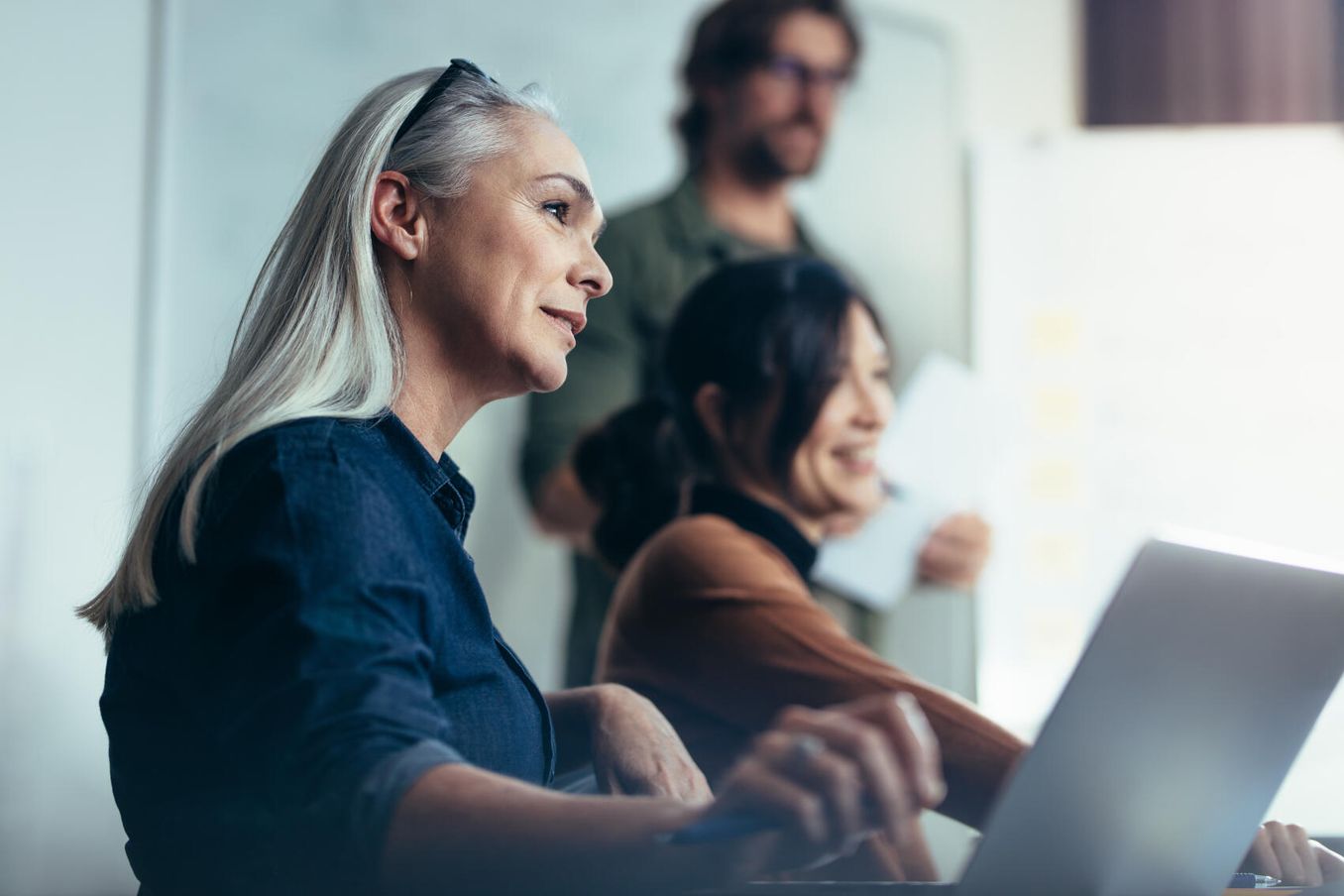 Masterarbeit Praesentation – Die Pruefungskommission hoert gespannt zu