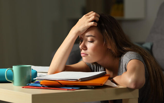 Studentin schreibt ihre Bachelorarbeit in einer Woche Studentin schreibt ihre Bachelorarbeit in einer Woche