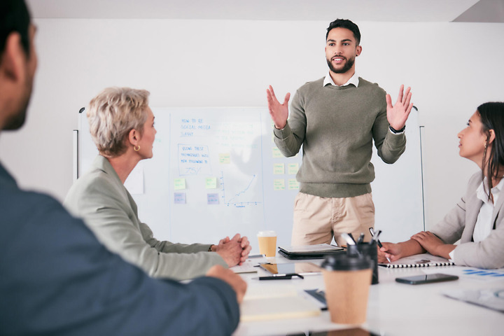 Student ha¨lt Pra¨sentation zur Bachelorarbeit Verteidigung