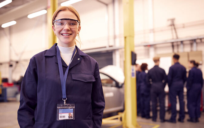 Auszubildende freut sich über Ausbildungsstart Auszubildende freut sich über Ausbildungsstart