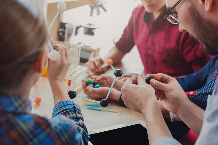 Studierende von Studienga¨ngen mit Physik experimentieren im Seminar