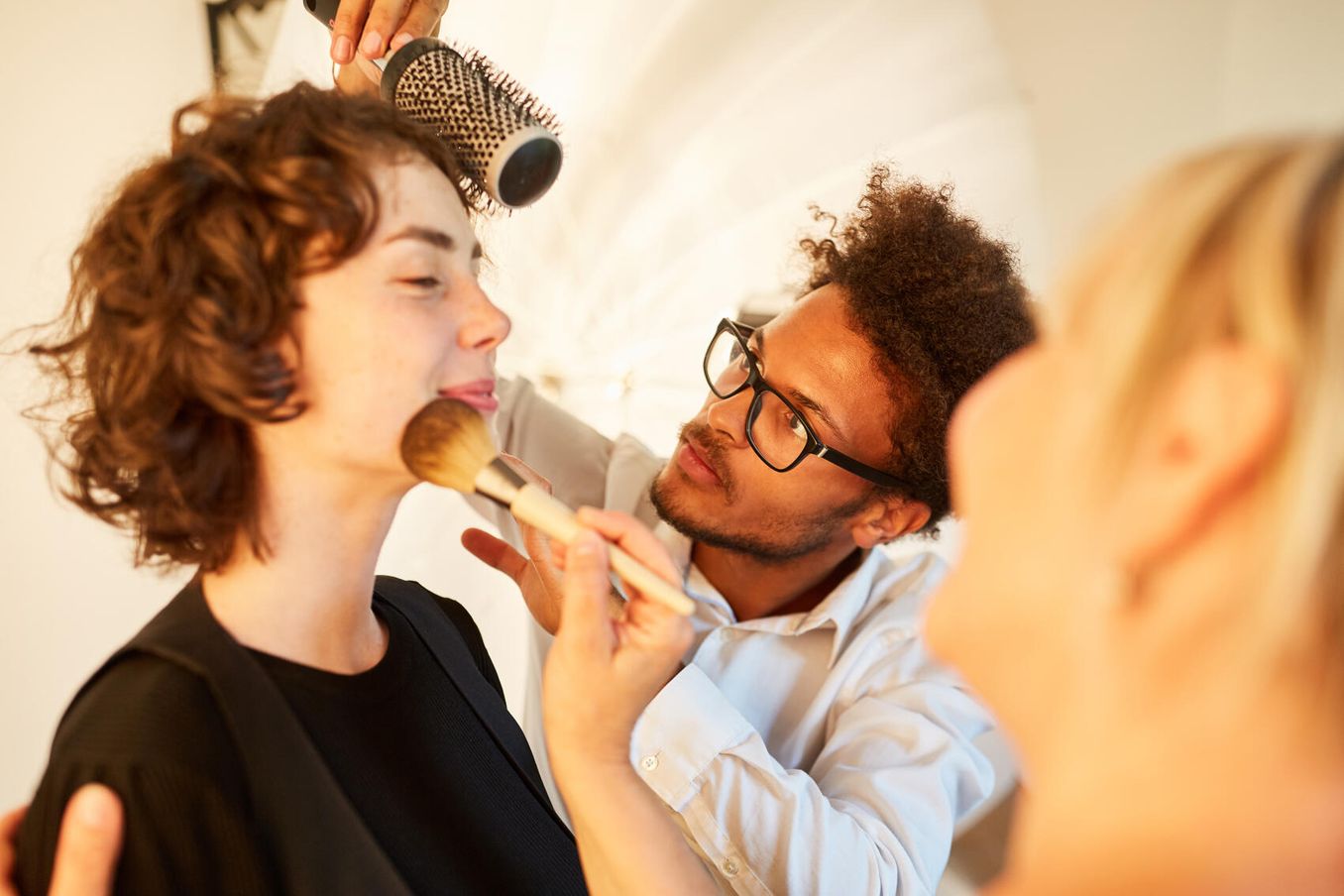 Visagistin und Friseur stylen Model