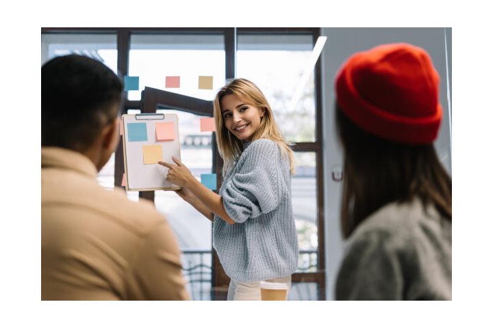 Produktmanager bei Besprechung