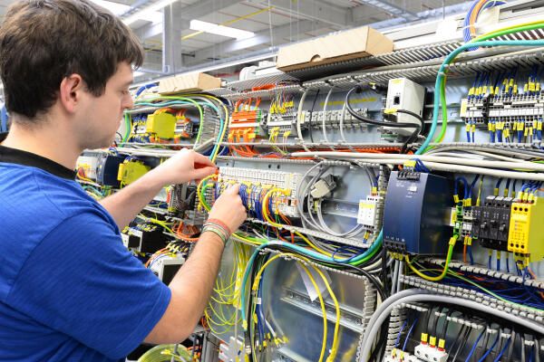 Elektroniker fuer Automatisierungs- und Systemtechnik an Steuerungsanlage