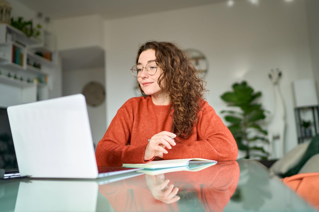 Junge Frau schreibt Online-Bewerbung