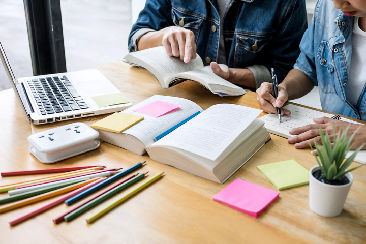 Studierende verfassen die Zusammenfassung ihrer Bachelorarbeit