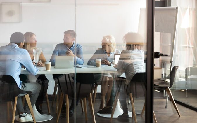 Allgemeines Gleichbehandlungsgesetz AGG – Diverse Mitarbeitende in Meeting Allgemeines Gleichbehandlungsgesetz AGG – Diverse Mitarbeitende in Meeting