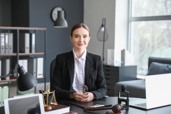 Anwältin in Büro