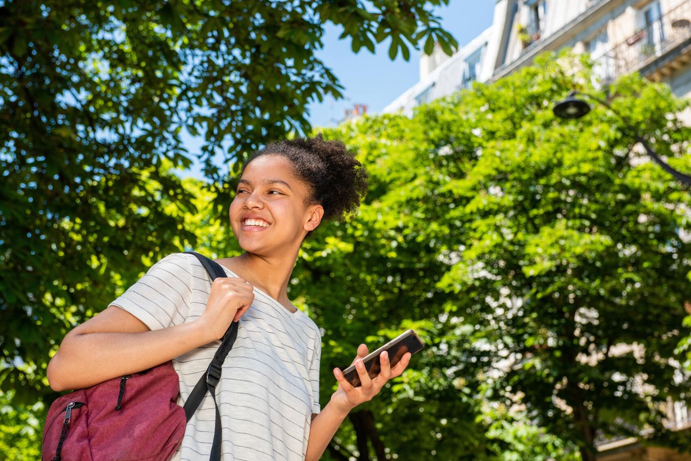 Vorlesungstag – Studentin macht Pause an der frischen Luft