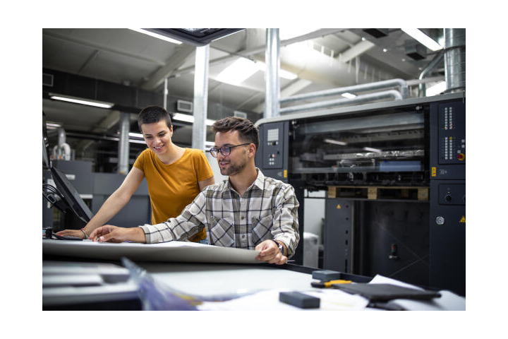 Medientechnologen Druck bei der Arbeit