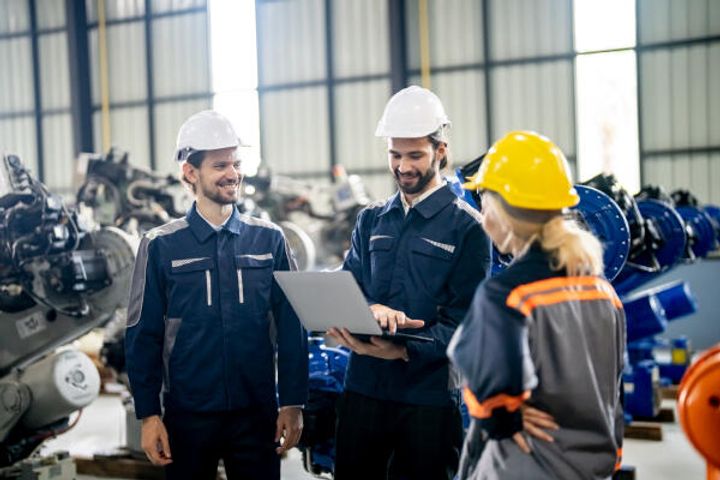 Konstruktionstechniker in Teambesprechung