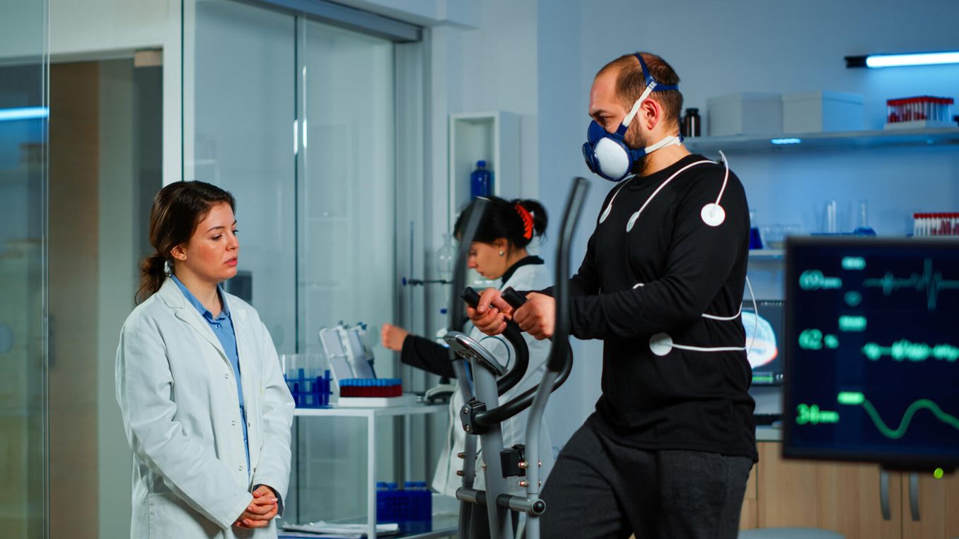 Biomechanik Studium – Belastungstext mit einem Sportler