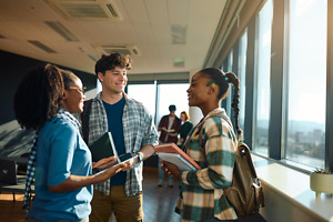 Internationale Studiengänge – Kommilitonen sprechen in der Uni Internationale Studiengaenge – Kommilitonen sprechen in der Uni