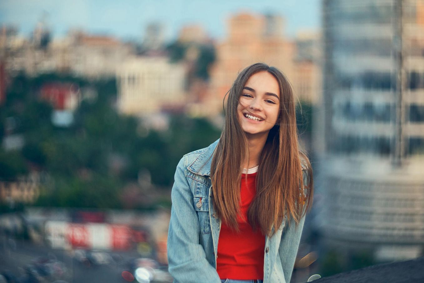 Internationaler Studentenausweis – Junge Frau laechelt