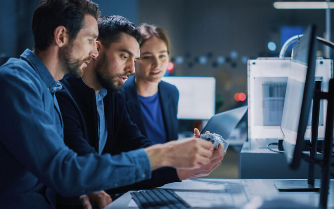 Logisches Denken Logisches Denken: Drei Ingenieure arbeiten an neuem Produkt