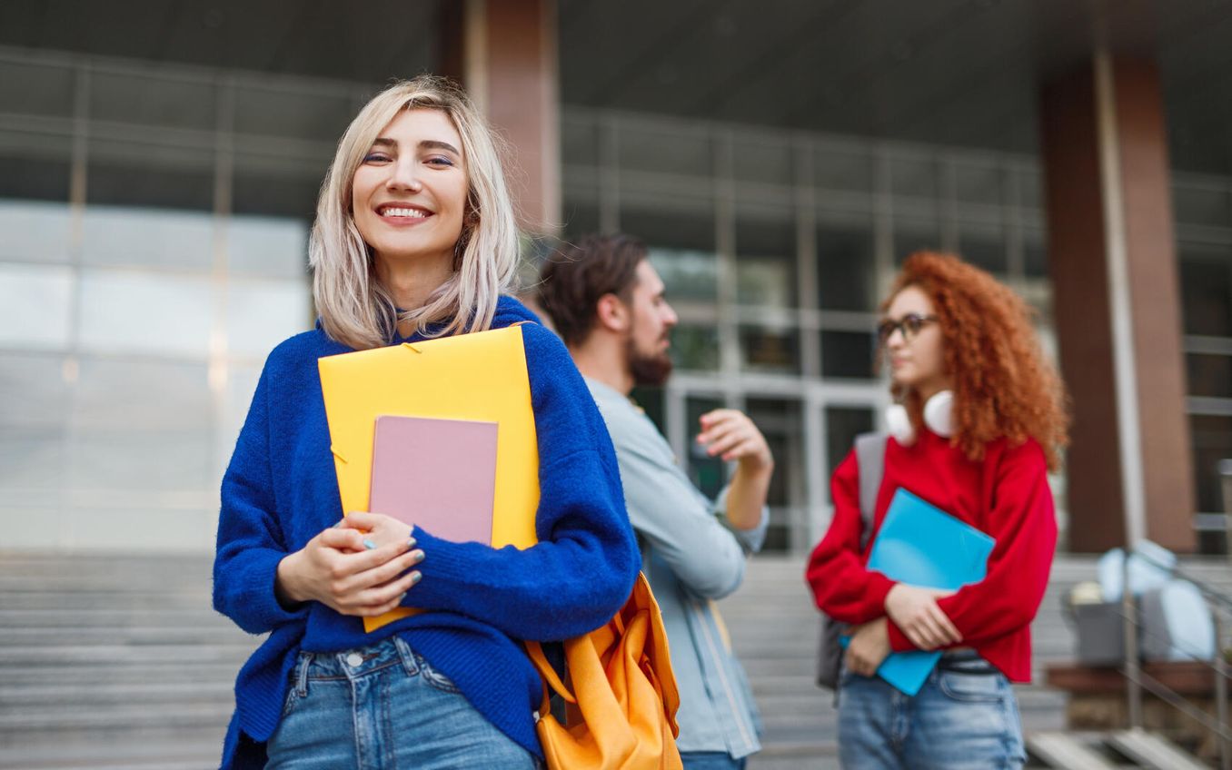 Private Uni – Studierende vor dem Unigebaeude