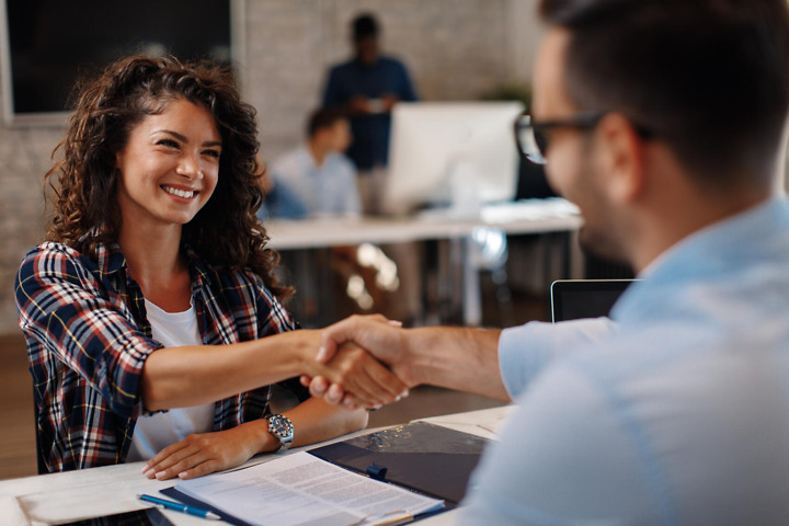 Studentin bedankt sich fu¨r das Bachelorarbeit Interview