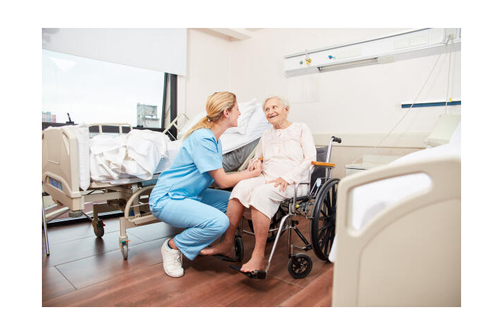 Altenpflegehelferin mit Seniorin