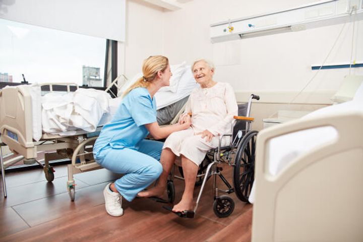 Altenpflegehelferin mit Seniorin