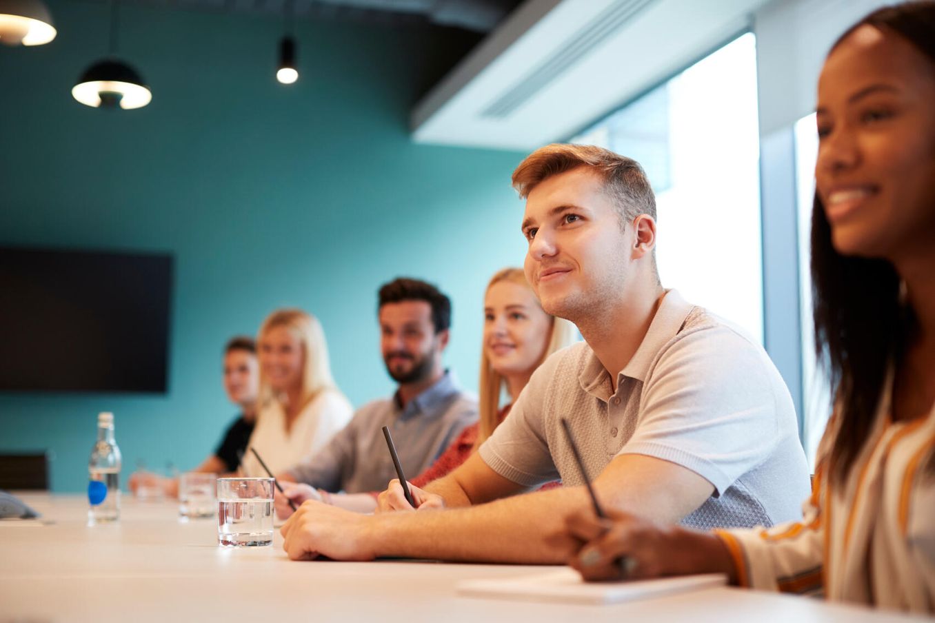 Studiengaenge mit Medien – Kommunikationswissenschaft Studierende sitzen im Seminarraum
