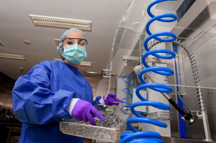 Sterilisationsassistentin reinigt Operationsbesteck