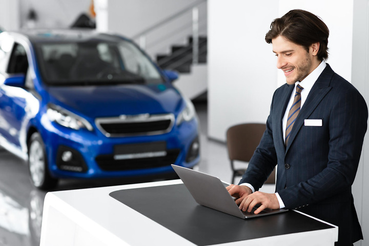 Automobilkaufmann bei der Bestellung