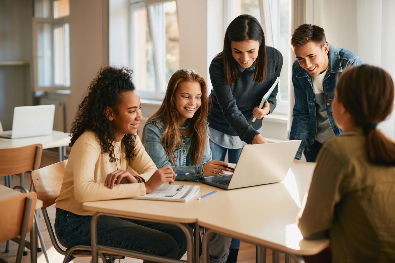 Berufe mit Realschulabschluss – Schueler und Lehrerin unterhalten sich