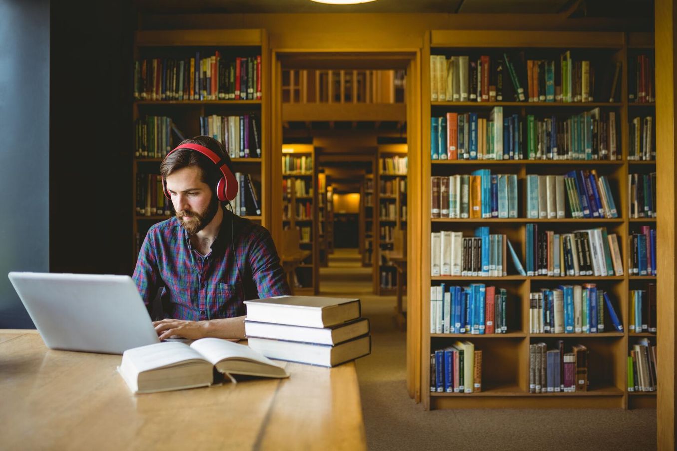 Anglistik Studium – Student schreibt an seiner Abschlussarbeit
