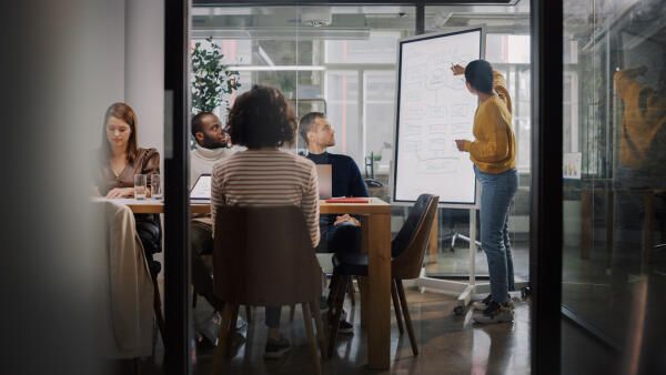 Interdisziplinäres Team arbeitet gemeinsam an Projekt
