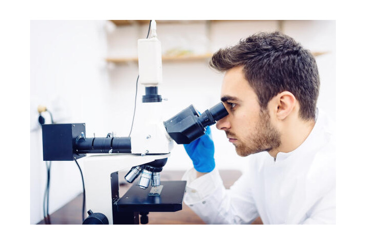 Pathologe untersucht Gewebeprobe unter dem Mikroskop