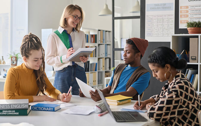 Romanistik Studierende lernen über die Hintergründe der italienischen Sprache Romanistik Studierende lernen ueber die Hintergruende der italienischen Sprache
