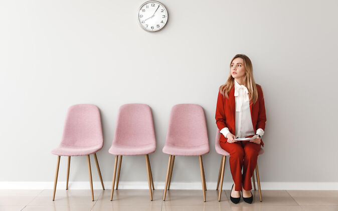 Vorstellungsgespräch Vorbereitung – Bewerberin wartet im Wartezimmer Vorstellungsgespraech Vorbereitung – Bewerberin wartet im Wartezimmer