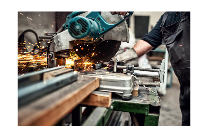 Metallbauer schleift Schweißnähte