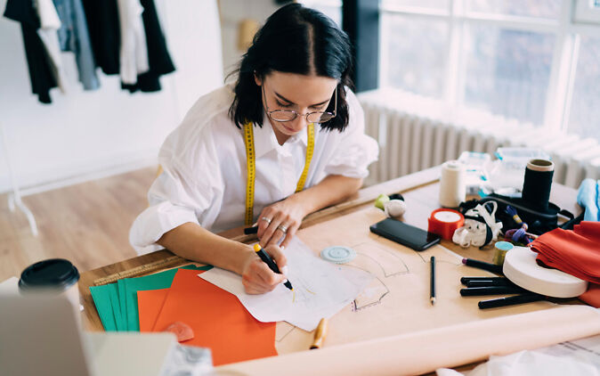 Kreative Berufe – Designerin zeichnet Entwurf Kreative Berufe – Designerin zeichnet Entwurf
