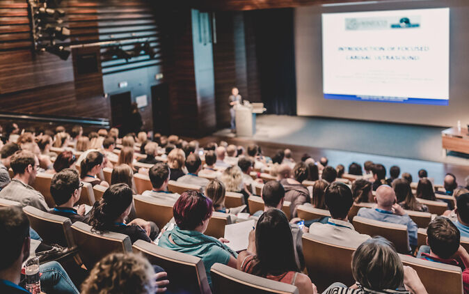 Anfang des Semesters – Studierende sitzen in der Einführungsveranstaltung im Hörsaal Anfang des Semesters – Studierende sitzen in der Einfuehrungsveranstaltung im Hoersaal