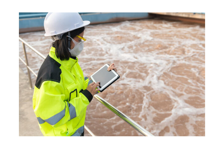 Umwelttechnologe für Wasserversorgung mit Tablet