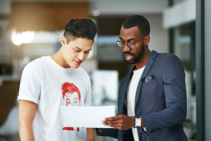 Student holt sich Bachelorarbeit Hilfe bei Dozenten
