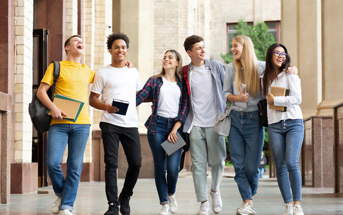 Studentenleben – Gruppe von Studierenden läuft zur Uni Studentenleben – Gruppe von Studierenden laeuft zur Uni