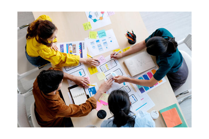 Kreativität im Beruf_Team arbeitet an Idee