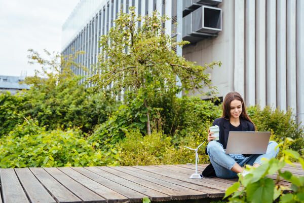 Regenerative Energiesysteme Studium – Studentin arbeitet an Projekt