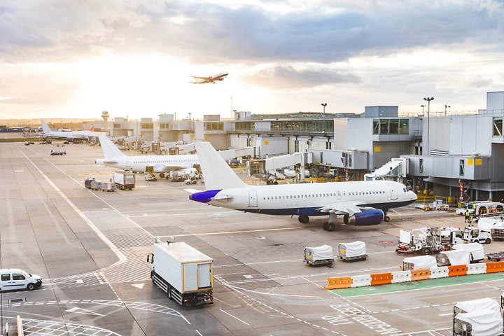 Flugdatenbearbeiter arbeiten in Flughäfen