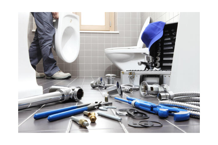 Anlagenmechaniker SHK installiert Sanitäranlagen im Bad